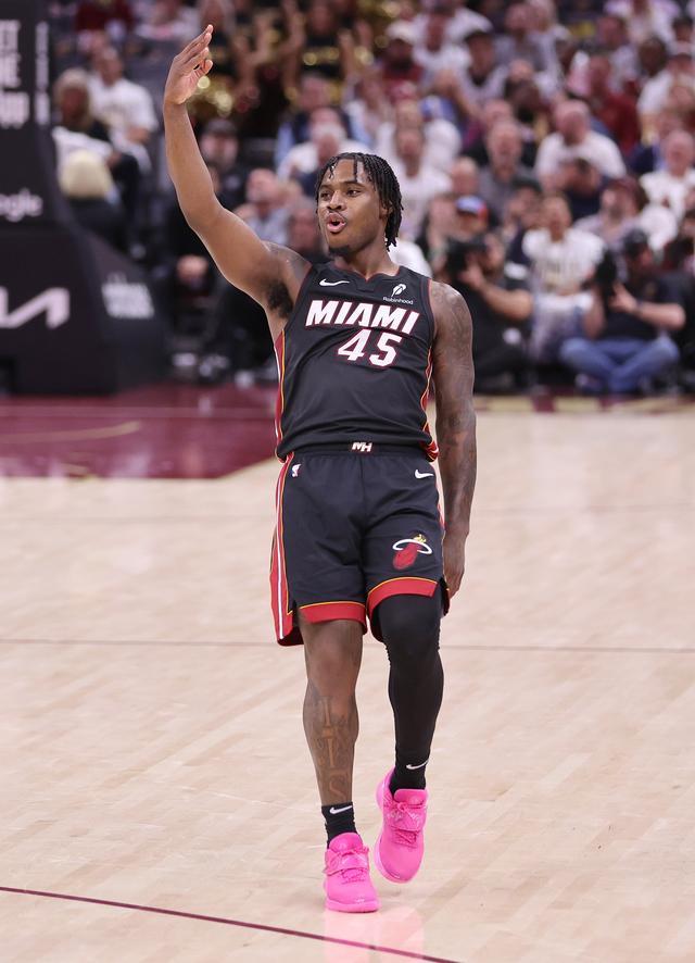 意大利男篮轻取热火B队，米切尔送出助攻