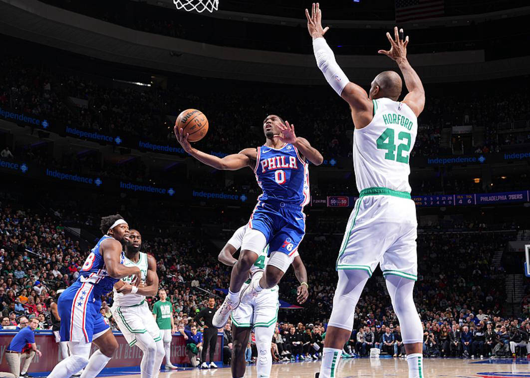 包含76人横扫凯尔特人B队，恩比德绝境逆转的词条