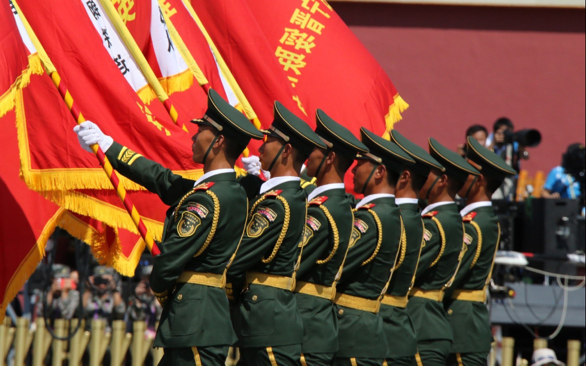 极速与肉搏,当F1银箭划破巴林夜空,独行侠在盐湖城鏖战至最后一刻