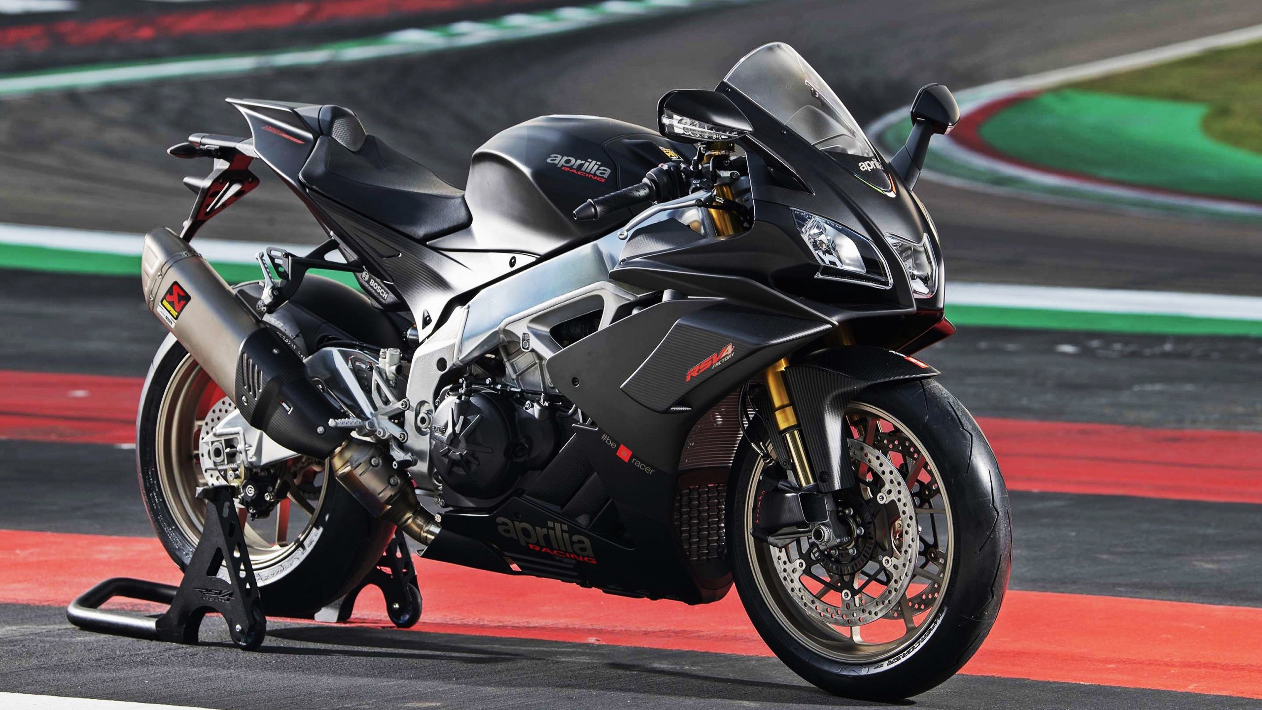 蓝鹰的觉醒，当足球成为刺破黑暗的黎明